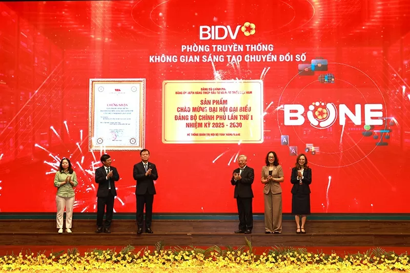 BIDV Parti Komitesi, Parti çalışmalarının dijital dönüşümünde öncü olan BIDV için bir dönüm noktası olan 1. Hükümet Parti Kongresi'ni karşılamak üzere geliştirilen B.One Dijital Yönetim Sistemi projesiyle Hükümet Parti Komitesi tarafından tanındı. Đảng ủy BIDV được Đảng ủy Chính phủ công nhận Hệ thống quản trị số B.One là công trình chào mừng Đại hội Đảng bộ Chính phủ lần thứ I – dấu mốc BIDV tiên phong trong chuyển đổi số công tác Đảng.