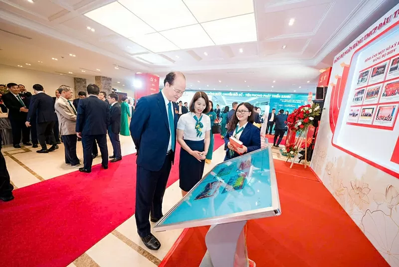 Cán bộ, đảng viên BIDV tìm hiểu “Lịch sử Đảng bộ BIDV 1957–2025” trên nền tảng số – lan tỏa giá trị truyền thống, khơi dậy niềm tự hào và ý chí đổi mới. Cán bộ, đảng viên BIDV tìm hiểu “Lịch sử Đảng bộ BIDV 1957–2025” trên nền tảng số – lan tỏa giá trị truyền thống, khơi dậy niềm tự hào và ý chí đổi mới.