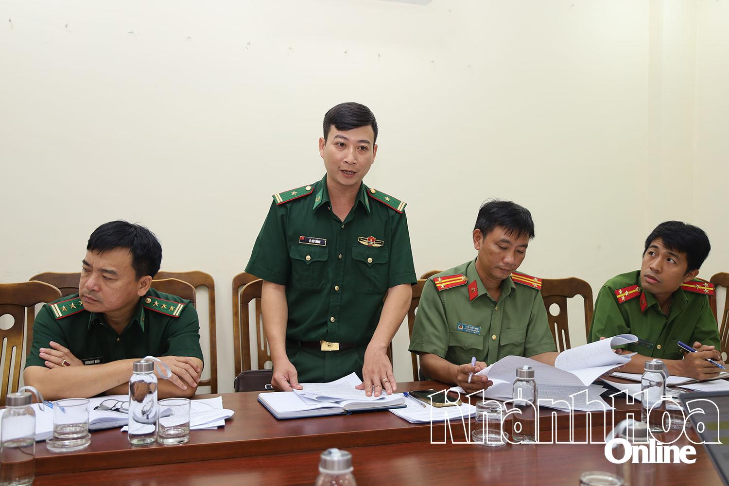 តំណាងប៉ុស្តិ៍ឆ្មាំព្រំដែន Nha Trang ថ្លែងក្នុងកិច្ចប្រជុំ។