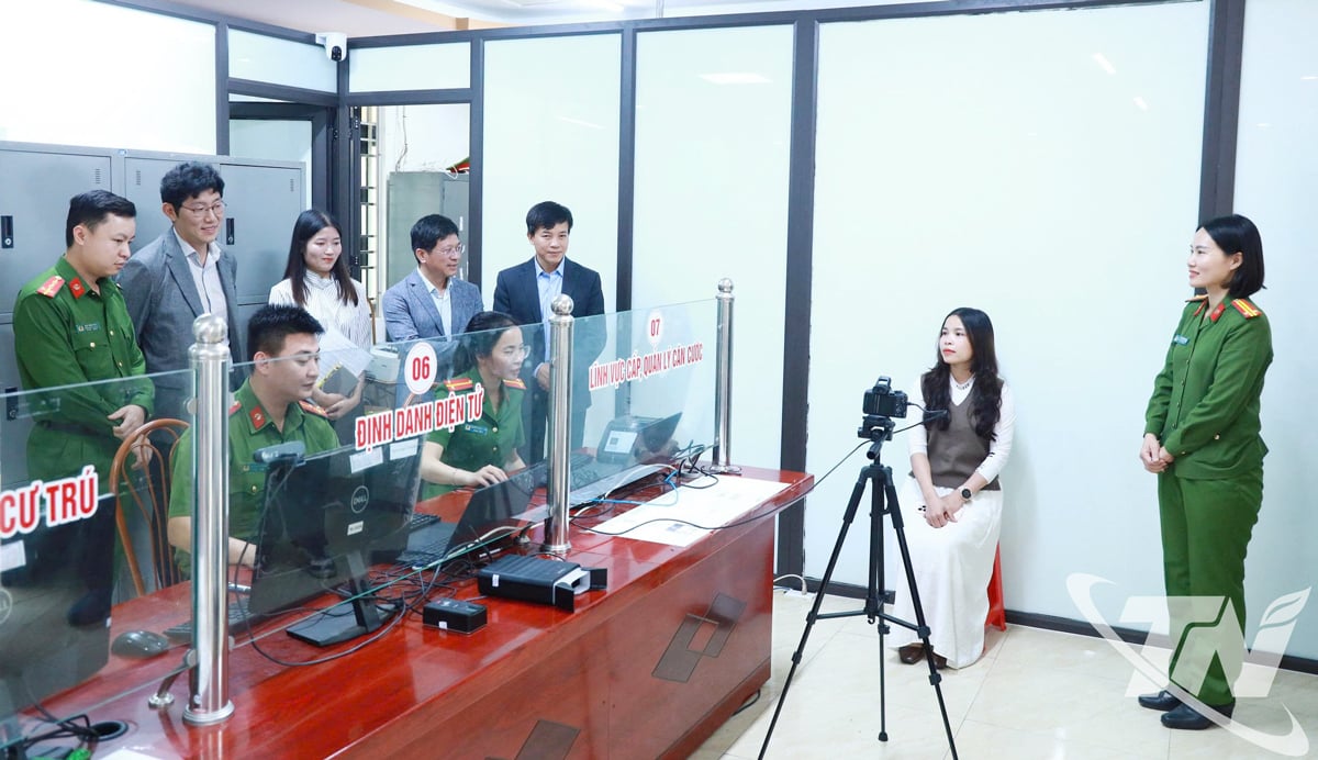 تجهیزات تخصصی اهدایی شرکت سامسونگ الکترونیکس ویتنام، تای نگوین، به پلیس بخش ون ژوان کمک میکند تا روند جمعآوری کارتهای شناسایی شهروندان را تسهیل کند و در زمان و تلاش مردم و کارکنان محلی صرفهجویی نماید.