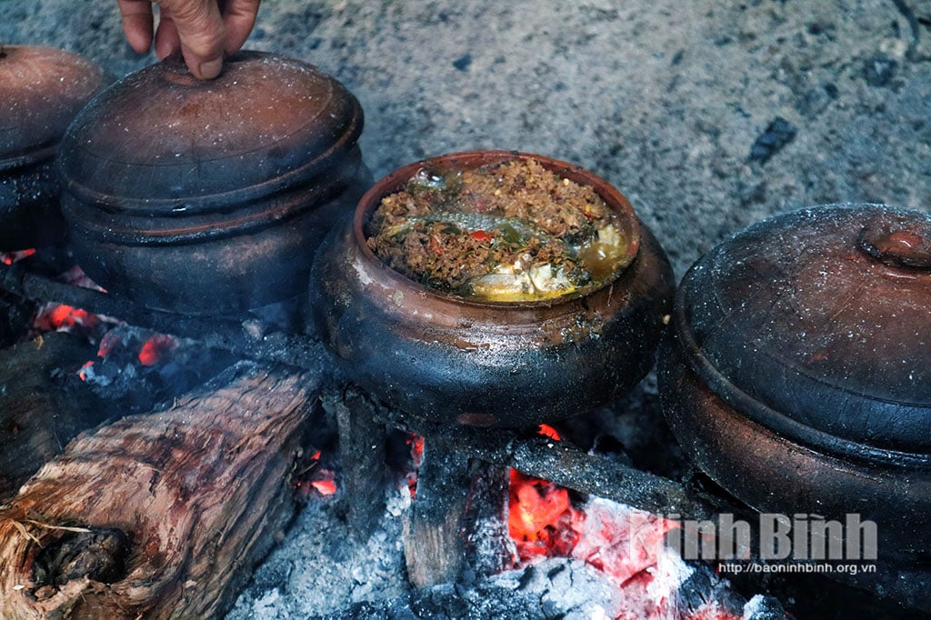 मछली को चूल्हे पर सुनहरा भूरा होने तक पकाया जाता है।