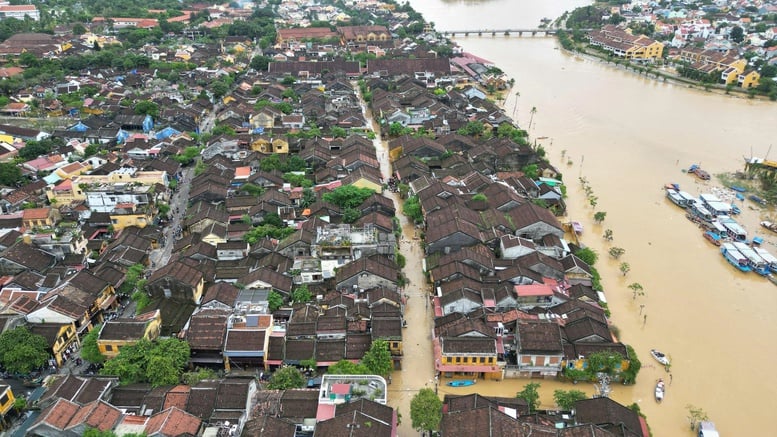 ছবির সিরিজ: হোই আন-এ ঐতিহাসিক বন্যার পরিণতি কাটিয়ে ওঠা - ছবি ১। Chùm ảnh: Khắc phục hậu quả mưa lũ lịch sử tại Hội An- Ảnh 1.