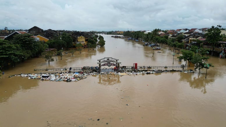 ছবির সিরিজ: হোই আন-এ ঐতিহাসিক বন্যার পরিণতি কাটিয়ে ওঠা - ছবি ২। Chùm ảnh: Khắc phục hậu quả mưa lũ lịch sử tại Hội An- Ảnh 2.