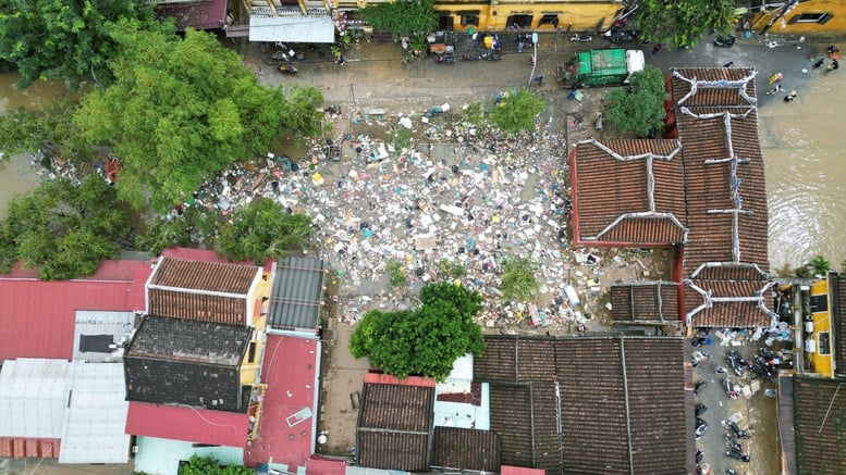 ছবির সিরিজ: হোই আন-এ ঐতিহাসিক বন্যার পরিণতি কাটিয়ে ওঠা - ছবি ৩। Chùm ảnh: Khắc phục hậu quả mưa lũ lịch sử tại Hội An- Ảnh 3.