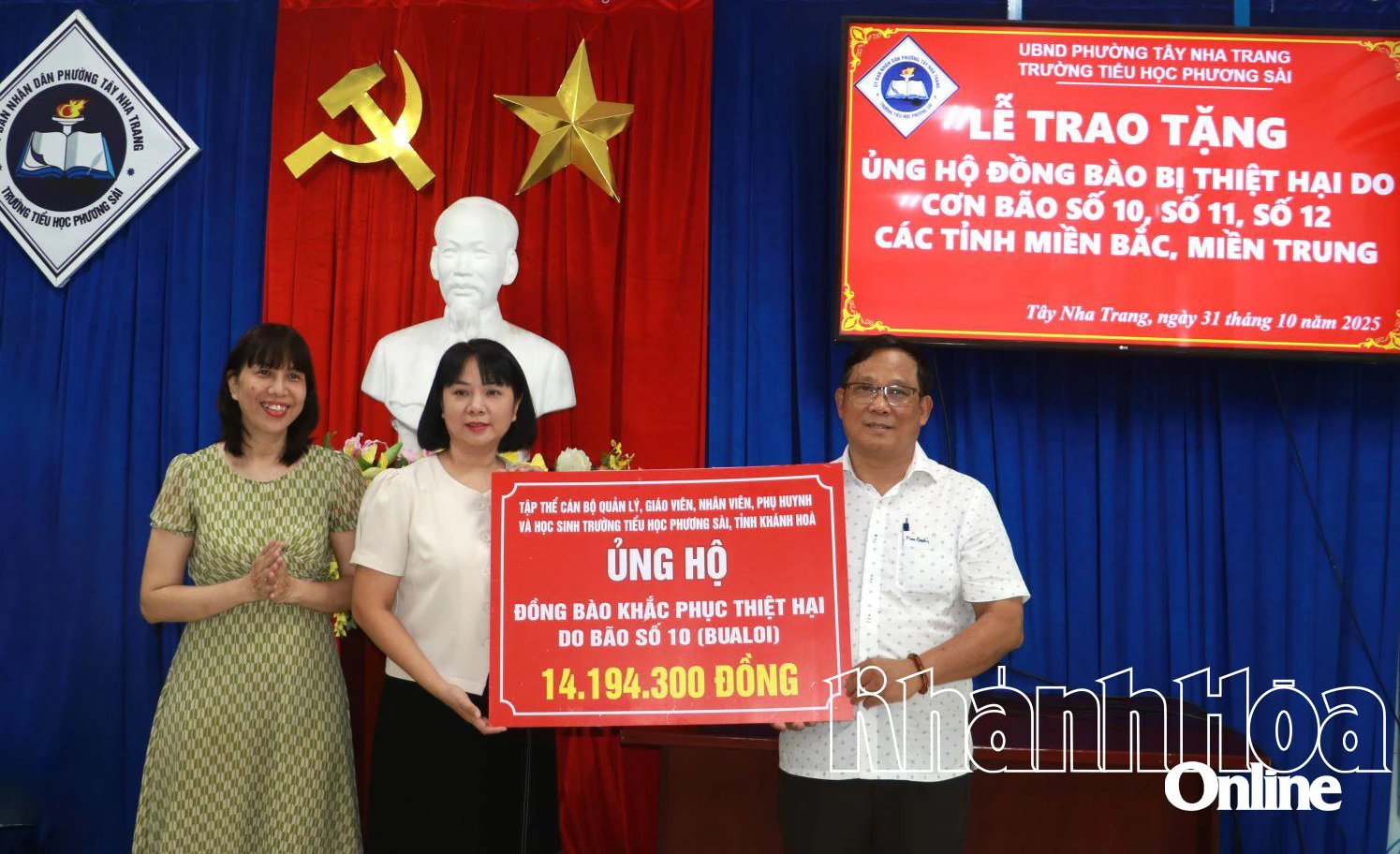 Un reprezentant al școlii a înmânat un cont simbolic al fondurilor de sprijin Comitetului Frontului Patriei Vietnam din districtul Tay Nha Trang.