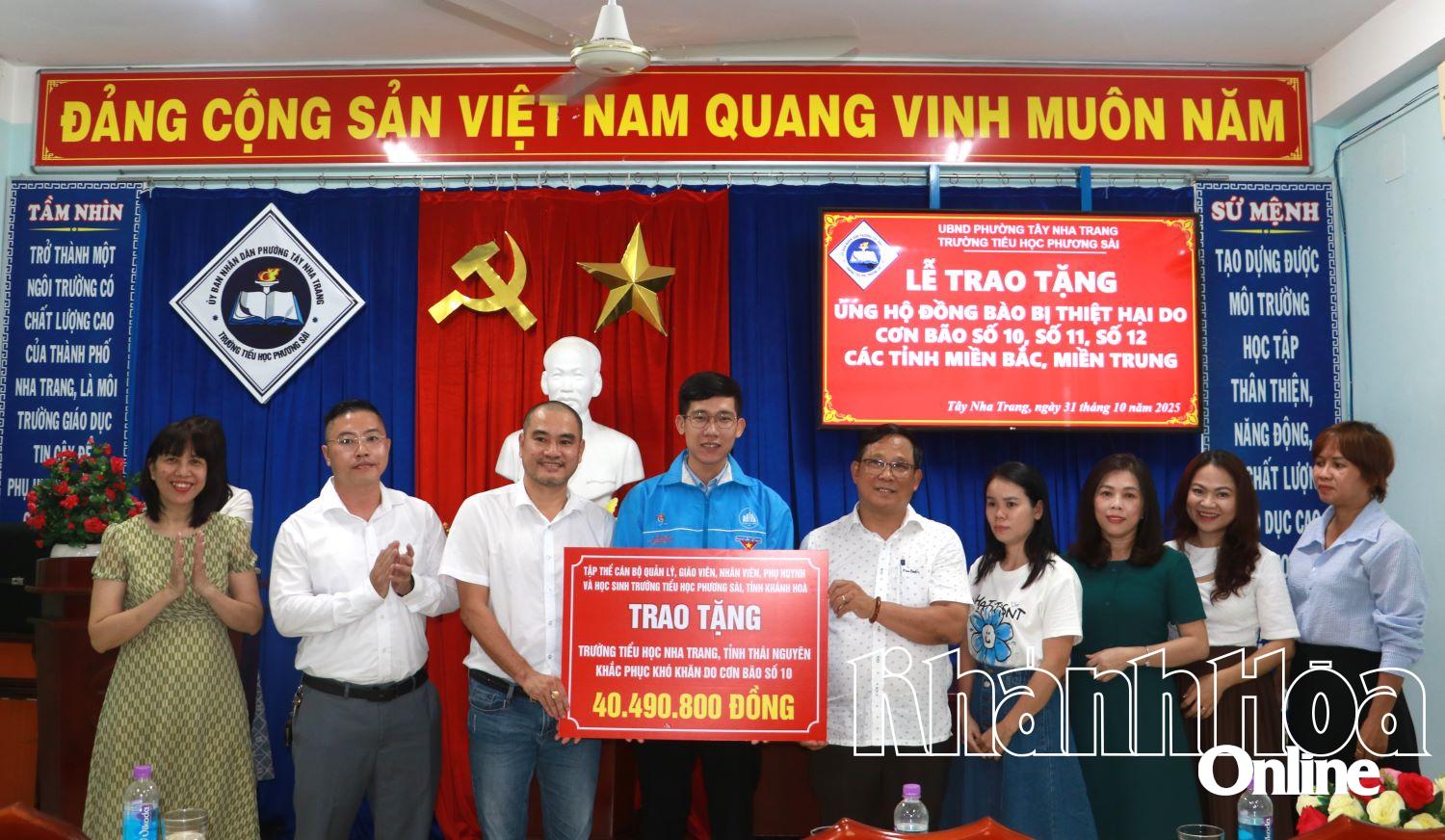 Reprezentantul școlii a oferit simbolic fonduri de sprijin Consiliului Uniunii Tinerilor din Provincia