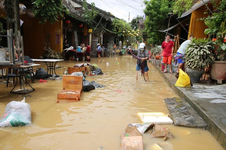ছবির সিরিজ: হোই আন-এ ঐতিহাসিক বন্যার পরিণতি কাটিয়ে ওঠা - ছবি ৫। Chùm ảnh: Khắc phục hậu quả mưa lũ lịch sử tại Hội An- Ảnh 5.