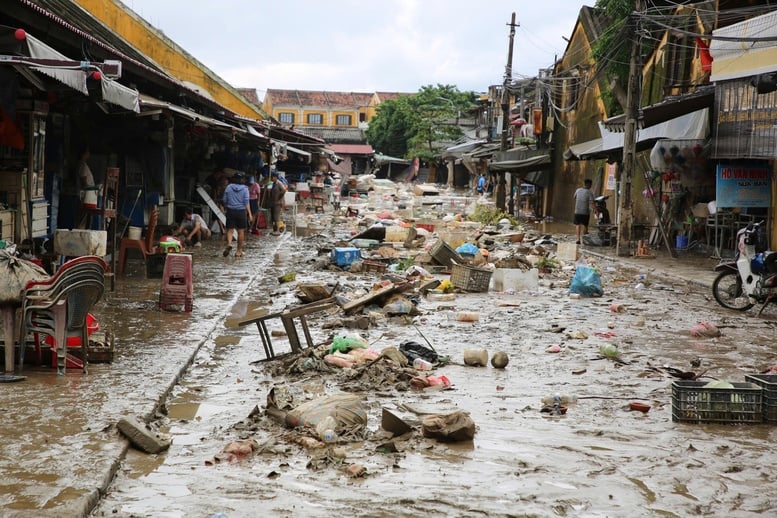 ছবির সিরিজ: হোই আন-এ ঐতিহাসিক বন্যার পরিণতি কাটিয়ে ওঠা - ছবি ৬। Chùm ảnh: Khắc phục hậu quả mưa lũ lịch sử tại Hội An- Ảnh 6.