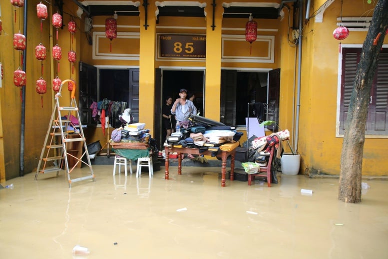 ছবির সিরিজ: হোই আন-এ ঐতিহাসিক বন্যার পরিণতি কাটিয়ে ওঠা - ছবি ৭। Chùm ảnh: Khắc phục hậu quả mưa lũ lịch sử tại Hội An- Ảnh 7.