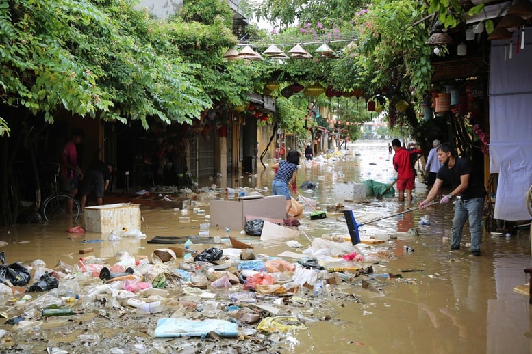 ছবির সিরিজ: হোই আন-এ ঐতিহাসিক বন্যার পরিণতি কাটিয়ে ওঠা - ছবি ৮। Chùm ảnh: Khắc phục hậu quả mưa lũ lịch sử tại Hội An- Ảnh 8.