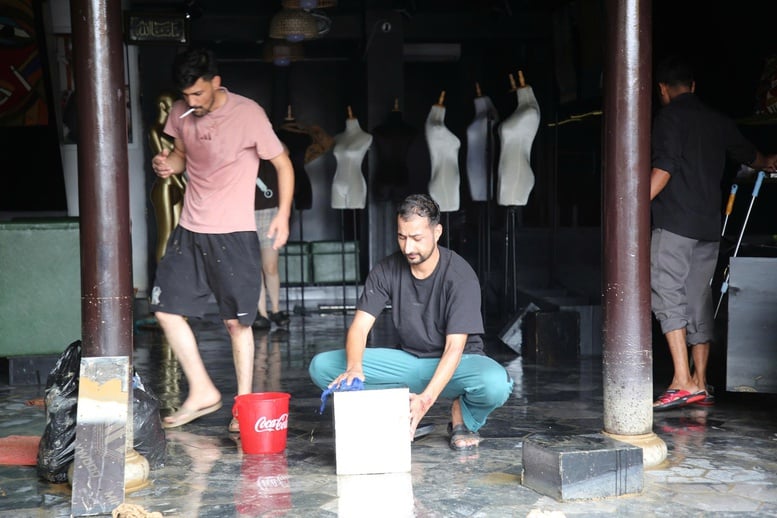 ছবির সিরিজ: হোই আন-এ ঐতিহাসিক বন্যার পরিণতি কাটিয়ে ওঠা - ছবি ৯। Chùm ảnh: Khắc phục hậu quả mưa lũ lịch sử tại Hội An- Ảnh 9.