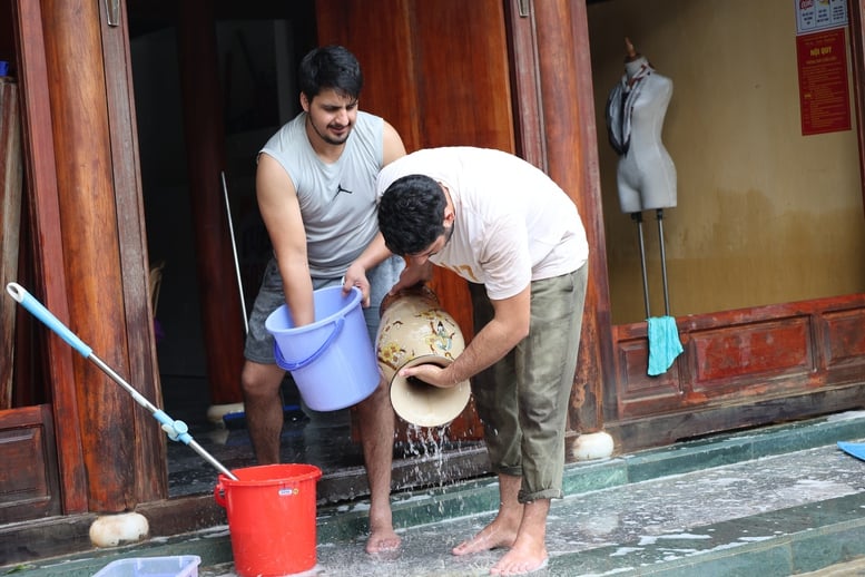 ছবির সিরিজ: হোই আন-এ ঐতিহাসিক বন্যার পরিণতি কাটিয়ে ওঠা - ছবি ১০। Chùm ảnh: Khắc phục hậu quả mưa lũ lịch sử tại Hội An- Ảnh 10.