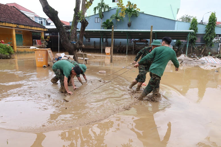 ছবির সিরিজ: হোই আন-এ ঐতিহাসিক বন্যার পরিণতি কাটিয়ে ওঠা - ছবি ১১। Chùm ảnh: Khắc phục hậu quả mưa lũ lịch sử tại Hội An- Ảnh 11.
