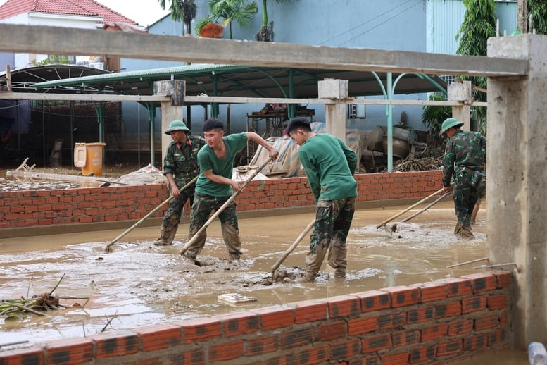 ছবির সিরিজ: হোই আন-এ ঐতিহাসিক বন্যার পরিণতি কাটিয়ে ওঠা - ছবি ১২। Chùm ảnh: Khắc phục hậu quả mưa lũ lịch sử tại Hội An- Ảnh 12.
