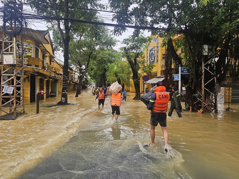 ছবির সিরিজ: হোই আন-এ ঐতিহাসিক বন্যার পরিণতি কাটিয়ে ওঠা - ছবি ১৩। Chùm ảnh: Khắc phục hậu quả mưa lũ lịch sử tại Hội An- Ảnh 13.