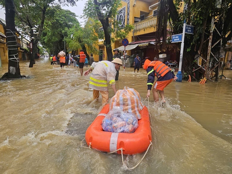 ছবির সিরিজ: হোই আন-এ ঐতিহাসিক বন্যার পরিণতি কাটিয়ে ওঠা - ছবি ১৪। Chùm ảnh: Khắc phục hậu quả mưa lũ lịch sử tại Hội An- Ảnh 14.