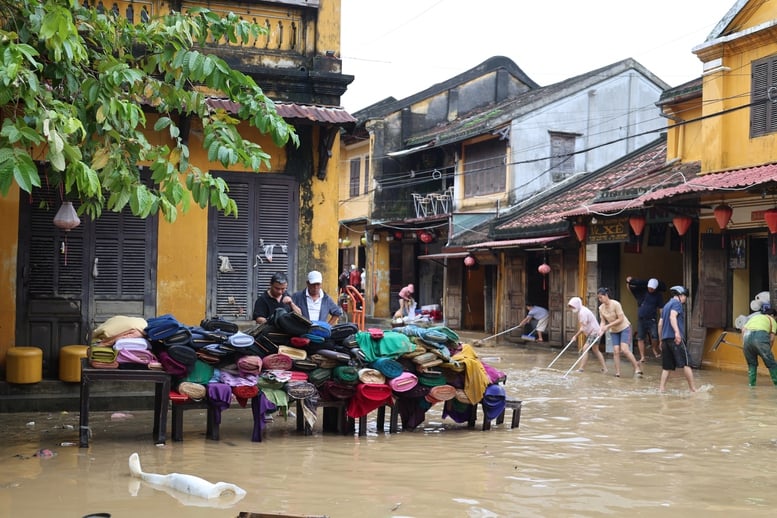 ছবির সিরিজ: হোই আন-এ ঐতিহাসিক বন্যার পরিণতি কাটিয়ে ওঠা - ছবি ১৫। Chùm ảnh: Khắc phục hậu quả mưa lũ lịch sử tại Hội An- Ảnh 15.