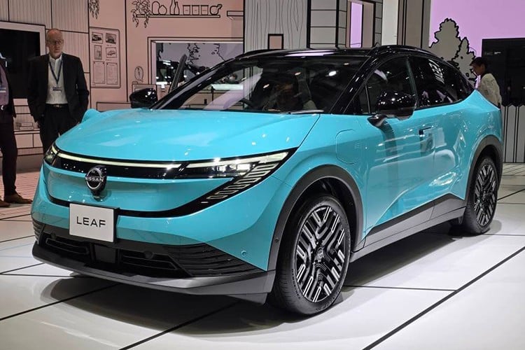 SUV ໄຟຟ້າ Nissan LEAF ລຸ້ນທີ 3 ໃນຕະຫຼາດຍີ່ປຸ່ນ, ຫຼັງຈາກໄດ້ເປີດຕົວໃນສະຫະລັດ ແລະເອີຣົບ. ຈຸດເດັ່ນພິເສດໃນການເປີດຕົວຄັ້ງນີ້ແມ່ນການປະກົດຕົວຂອງ AUTECH ລຸ້ນທຳອິດ, ໂດຍມີລັກສະນະສີ Deep Ocean Blue. 1-1091.jpg