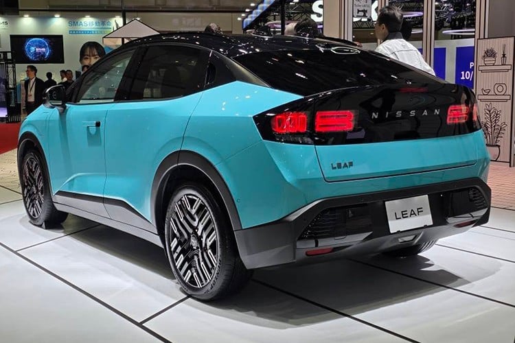 ເມື່ອປຽບທຽບກັບລຸ້ນກ່ອນ, LEAF ລຸ້ນໃໝ່ມີຂະໜາດເກືອບເທົ່າກັນຄື: ຍາວ 4,405 ມມ, ກວ້າງ 1,810 ມມ, ສູງ 1,557 ມມ ແລະ ຖານລໍ້ 2,690 ມມ. ຄວາມອາດສາມາດບັນຈຸກະເປົາແມ່ນ 437 ລິດ. ຄ່າສໍາປະສິດ drag ແມ່ນ 0.25, ສະແດງໃຫ້ເຫັນ aerodynamics ປັບປຸງ. 2-3373.jpg