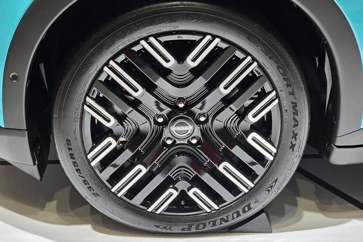 ໃນແງ່ຂອງການອອກແບບ, LEAF ປ່ຽນຈາກແບບ hatchback ມາເປັນ SUV/crossover ດ້ວຍພາສາການອອກແບບທີ່ໄດ້ຮັບແຮງບັນດານໃຈຈາກດາບ Katana ຂອງຍີ່ປຸ່ນ ແລະໄຟຫາງ hologram 3D ໃນແບບ  3-2472.jpg