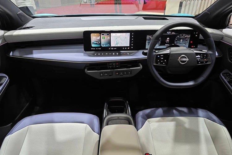 ພາຍໃນຂອງ 2026 Nissan LEAF ມີສອງໜ້າຈໍ 12.3 ນິ້ວ, ລະບົບສຽງ BOSE 10 ລຳໂພງ, ແສງພາຍໃນ 64 ສີ, ການເຊື່ອມໂຍງ Google Built-in ແລະຮອງຮັບ Apple CarPlay/Android Auto ແບບໄຮ້ສາຍ. 5-5358.jpg