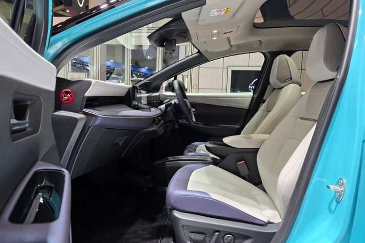 ລົດຍັງມີ sunroof panoramic, ມືຈັບປະຕູເຊື່ອງໄວ້, ລະບົບປັບຄວາມສະຫວ່າງເພດານ infrared ແລະຊຸດຂອງຄຸນນະສົມບັດການຊ່ວຍເຫຼືອການຂັບຂີ່ເຊັ່ນ: ProPILOT, ກ້ອງຖ່າຍຮູບ panoramic 3D, ການຄວບຄຸມໄລຍະຫ່າງ smart ແລະຈໍສະແດງຜົນມຸມກວ້າງຢູ່ດ້ານຫນ້າຂອງລົດ. 6-5563.jpg