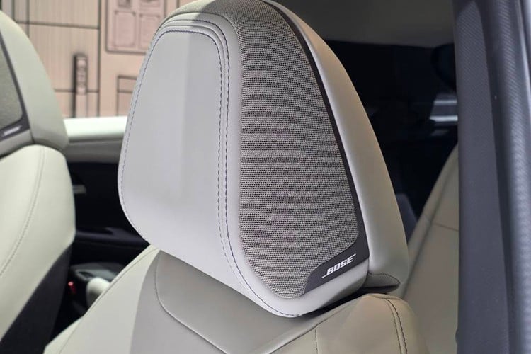 ລົດດັ່ງກ່າວໄດ້ຖືກພັດທະນາເທິງເວທີ CMF-EV ແລະຜະລິດຢູ່ໂຮງງານ Tochigi (ຍີ່ປຸ່ນ), ແລະຄາດວ່າຈະເລີ່ມສົ່ງລົດໃນຕົ້ນປີ 2026. ໃນດ້ານປະສິດທິພາບ, ລຸ້ນ LEAF B7 Long Range ແມ່ນຕິດຕັ້ງເຄື່ອງຈັກໄຟຟ້າ YM52 ທີ່ມີຄວາມຈຸ 218 ແຮງມ້າ. 7-4558.jpg