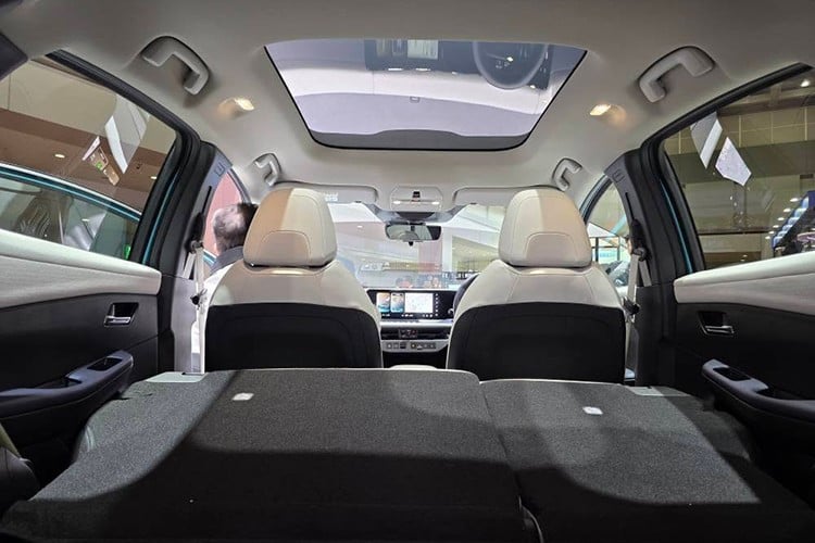 LEAF ລຸ້ນໃໝ່ຮອງຮັບມາດຕະຖານການສາກໄຟທີ່ແຕກຕ່າງກັນຫຼາຍເຊັ່ນ: Type 2, CCS Combo (ເອີຣົບ, ໄທ), CHAdeMO (ຍີ່ປຸ່ນ) ແລະ NACS (USA). ຍານພາຫະນະດັ່ງກ່າວຮອງຮັບການສາກໄຟ DC ໄວເຖິງ 150 kW, ສາກໄຟໄດ້ 10-80% ພາຍໃນ 35 ນາທີ ແລະ ມີຄຸນສົມບັດສະໜອງພະລັງງານໃຫ້ອຸປະກອນພາຍນອກ (V2L) ທີ່ມີຄວາມຈຸ 3.7 kW. 9-1103.jpg