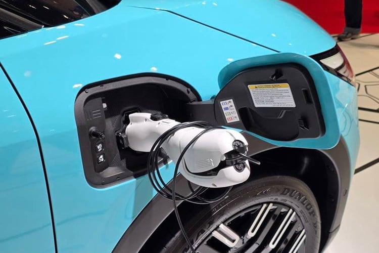 ໃນປະເທດຍີ່ປຸ່ນ, Nissan LEAF ລຸ້ນໃໝ່ມີ 8 ສີໃຫ້ເລືອກສຳລັບລຸ້ນມາດຕະຖານ ແລະ 3 ສີສະເພາະສຳລັບລຸ້ນ AUTECH. ລາຄາລະບຸລະຫວ່າງ 5.188.700 ຫາ 6.513.100 ເຢນ, ເທົ່າກັບປະມານ 897 ລ້ານຫາ 1.1 ຕື້ດົ່ງ. 4-6305.jpg