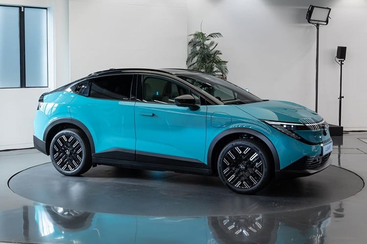 Nissan ຍັງບອກວ່າຈະນຳສະເໜີລົດລຸ້ນ LEAF B5 ທີ່ມີແບັດເຕີຣີ 55 kWh ແລະ ລາຄາປະມານ 3,500,000 yen (596 ລ້ານດົ່ງ) ໃນເດືອນກຸມພາ 2026. ໃນຂະນະດຽວກັນ, ຜູ້ຜະລິດລົດຍົນຂອງຍີ່ປຸ່ນກຳລັງພິຈາລະນາແຜນການທີ່ຈະຈຳໜ່າຍລົດລຸ້ນນີ້ໃນຕະຫຼາດໄທ ແລະ ອາດຈະຂະຫຍາຍໄປປະເທດອື່ນໆໃນອາຊີຕາເວັນອອກສຽງໃຕ້. 10-7089.jpg