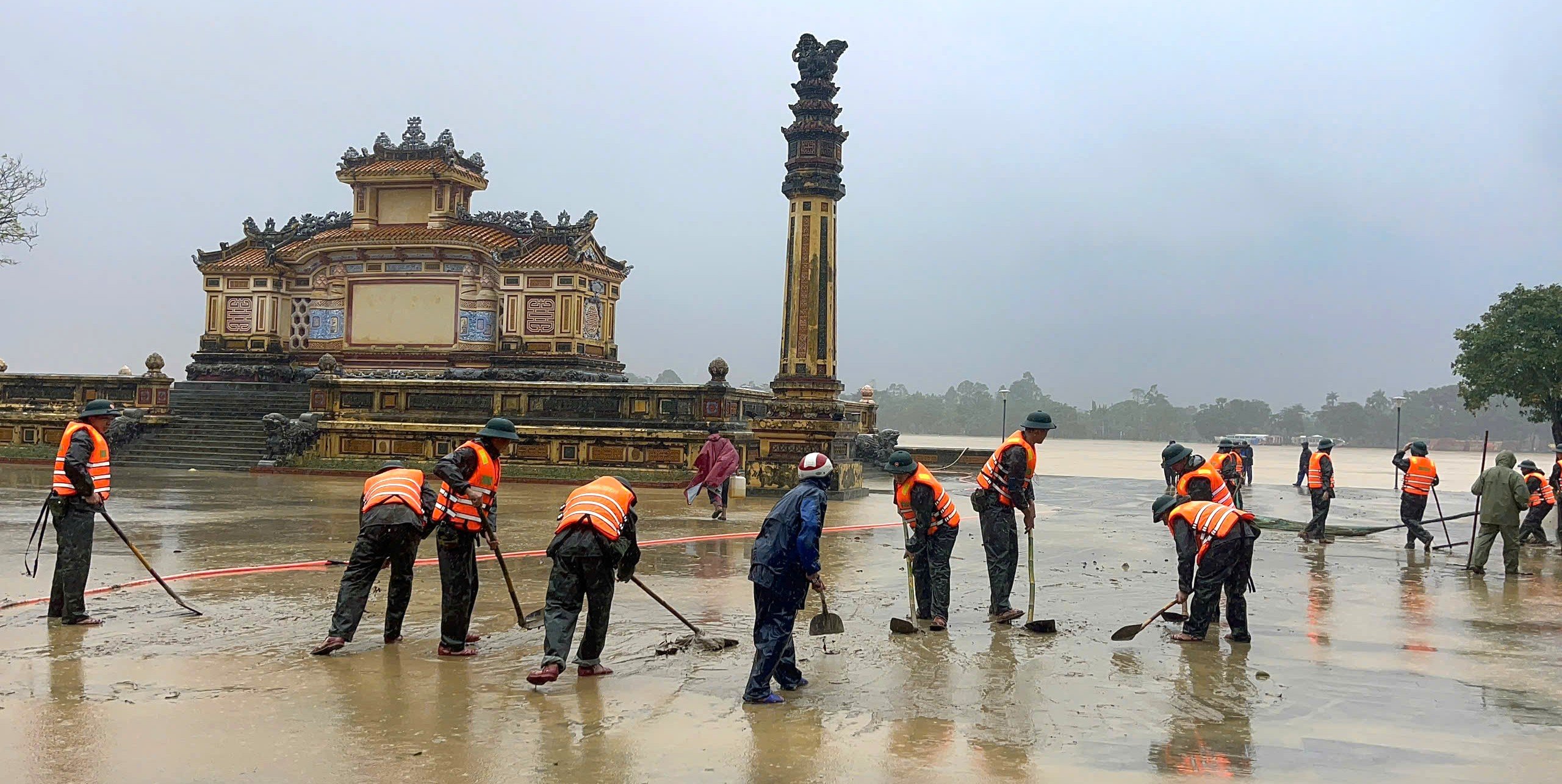 Quân đội sát cánh cùng dân