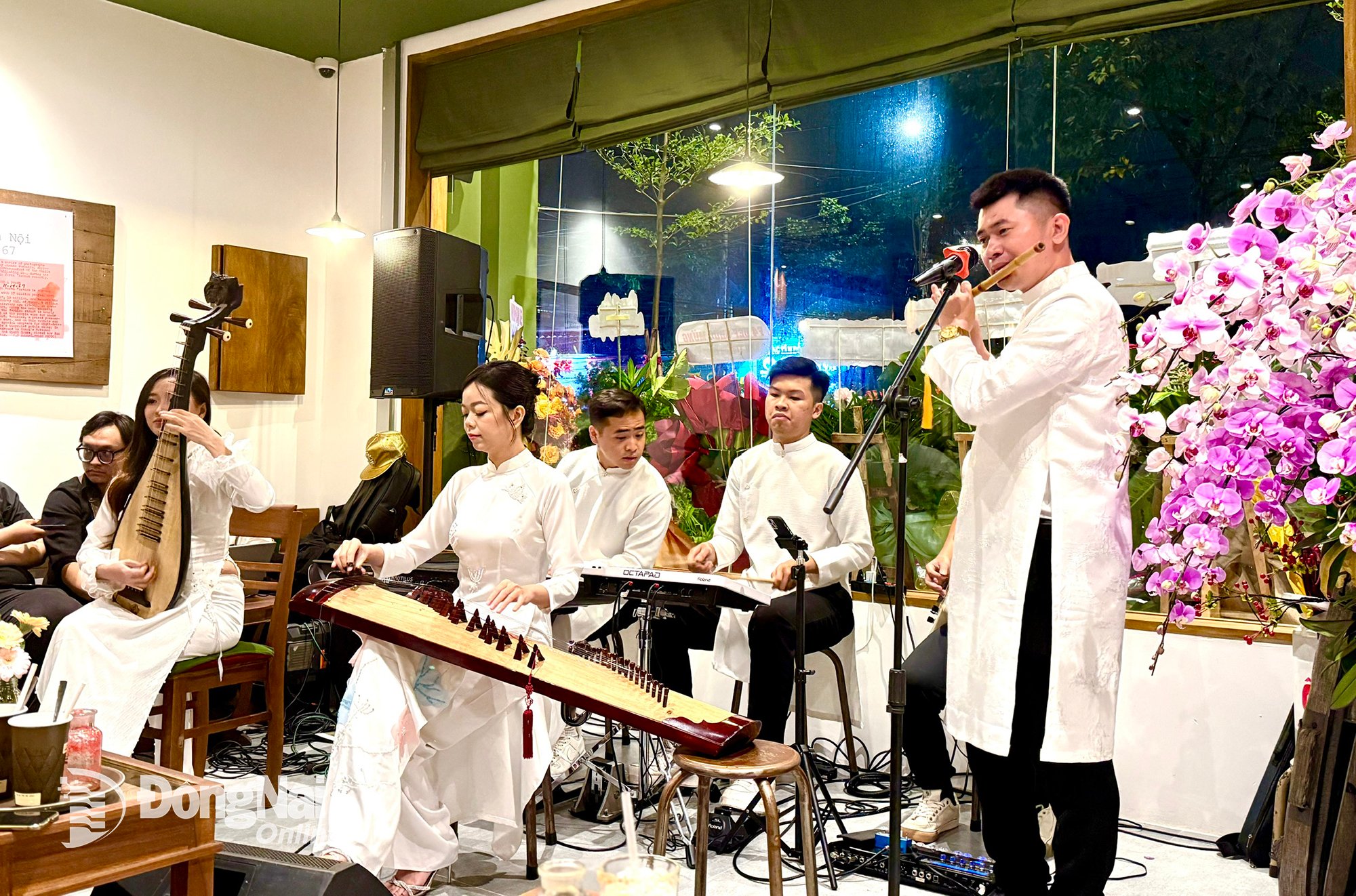 Tradiční hudební vystoupení v kavárně v okrese Tran Bien v provincii Dong Nai. Foto: Nhat Ha