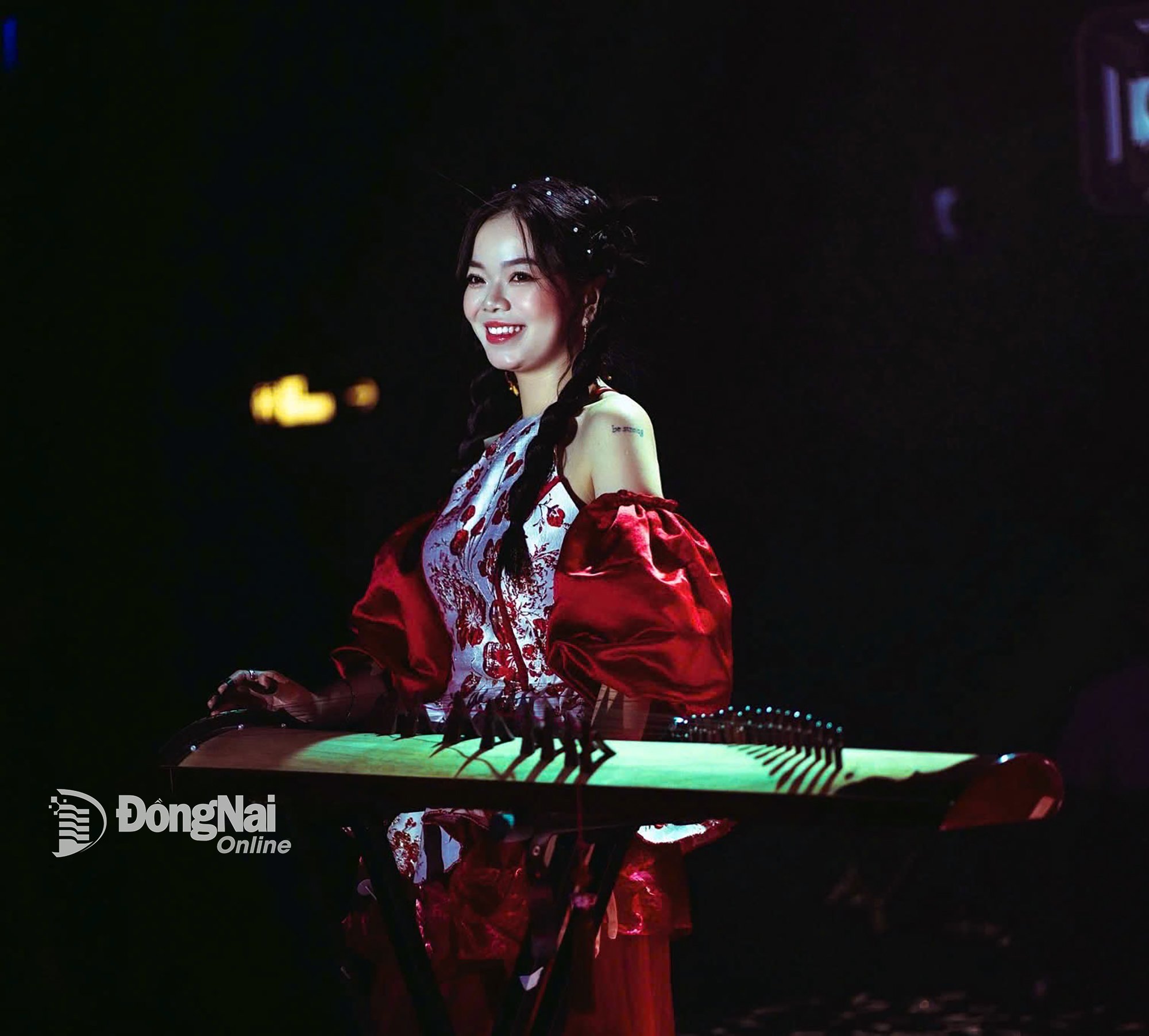 Paní Thuy Trang hraje na citeru. Foto: NVCC