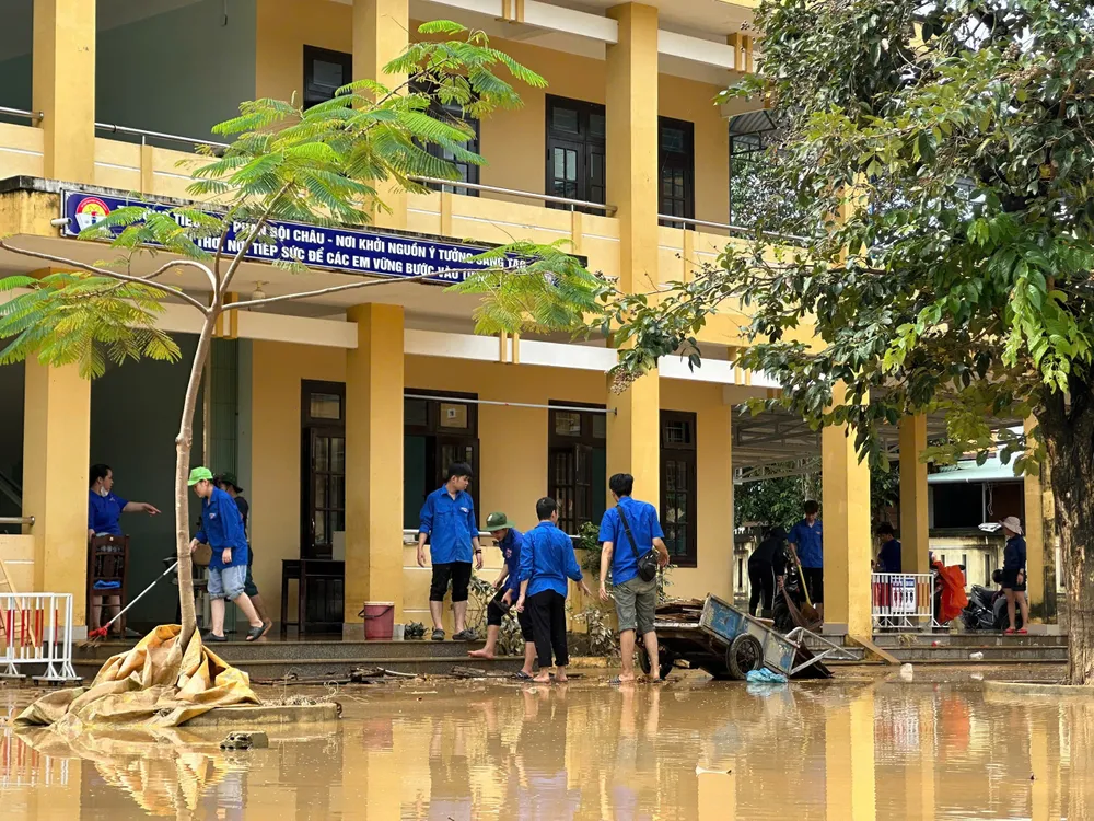 ສະມາຊິກສະຫະພັນກຳມະບານ, ຊາວໜຸ່ມ ແລະ ນັກສຶກສາກວ່າ 1.500 ຄົນ ໄດ້ພ້ອມກັນປະກອບກຳລັງແຮງຊ່ວຍເຫຼືອປະຊາຊົນແກ້ໄຂຜົນຮ້າຍຢ້ອນຫຼັງຈາກໄພນໍ້າຖ້ວມ.