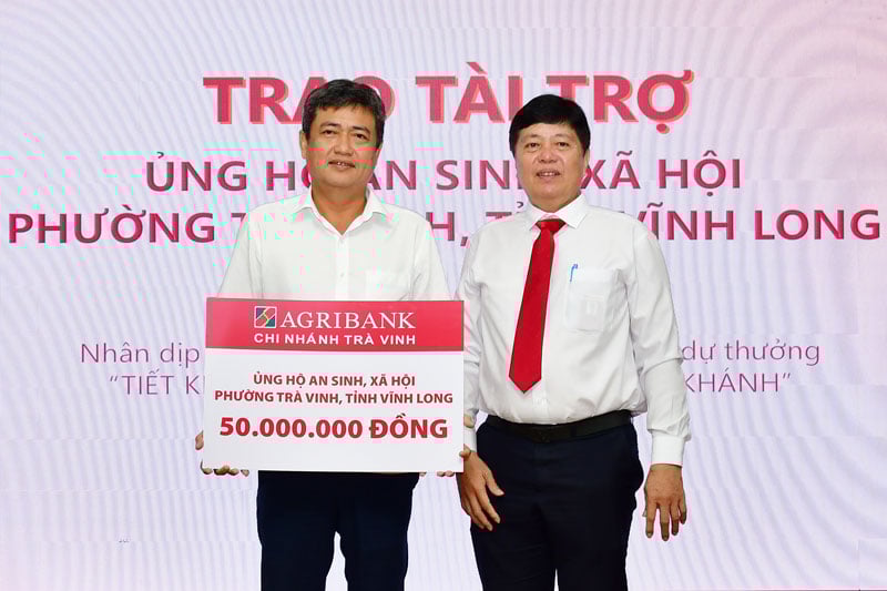 Пан Фам Ван Тай, директор відділення Agribank Tra Vinh, вручив керівникам району Тра Вінх символічну суму у розмірі 50 мільйонів донгів на підтримку фонду соціального страхування.