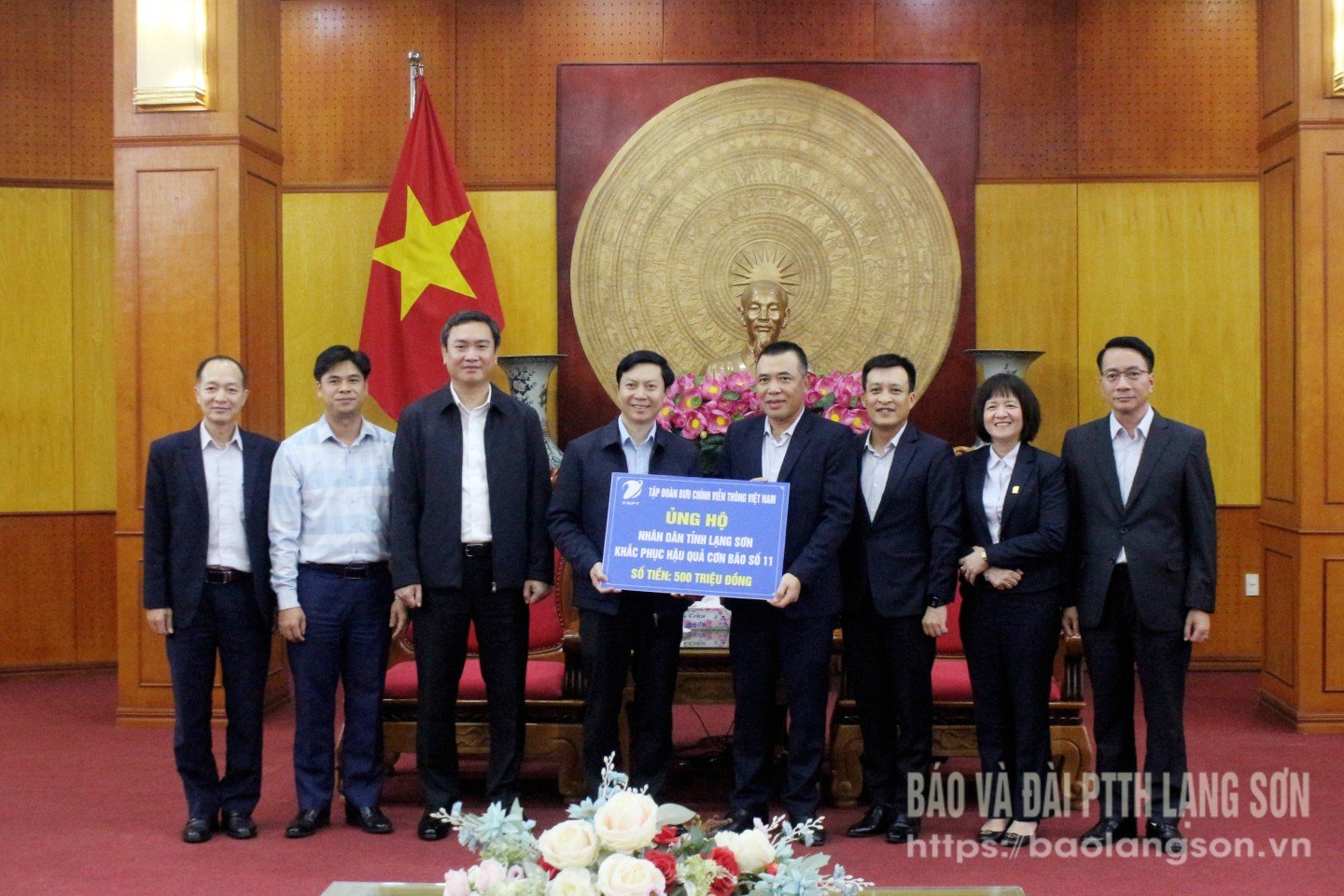 Đoàn công tác của Tập đoàn Bưu chính viễn thông Việt Nam trao biểu trưng ủng hộ kinh phí hỗ trợ Nhân dân tỉnh Lạng Sơn khắc phục hậu quả cơn bão số 11