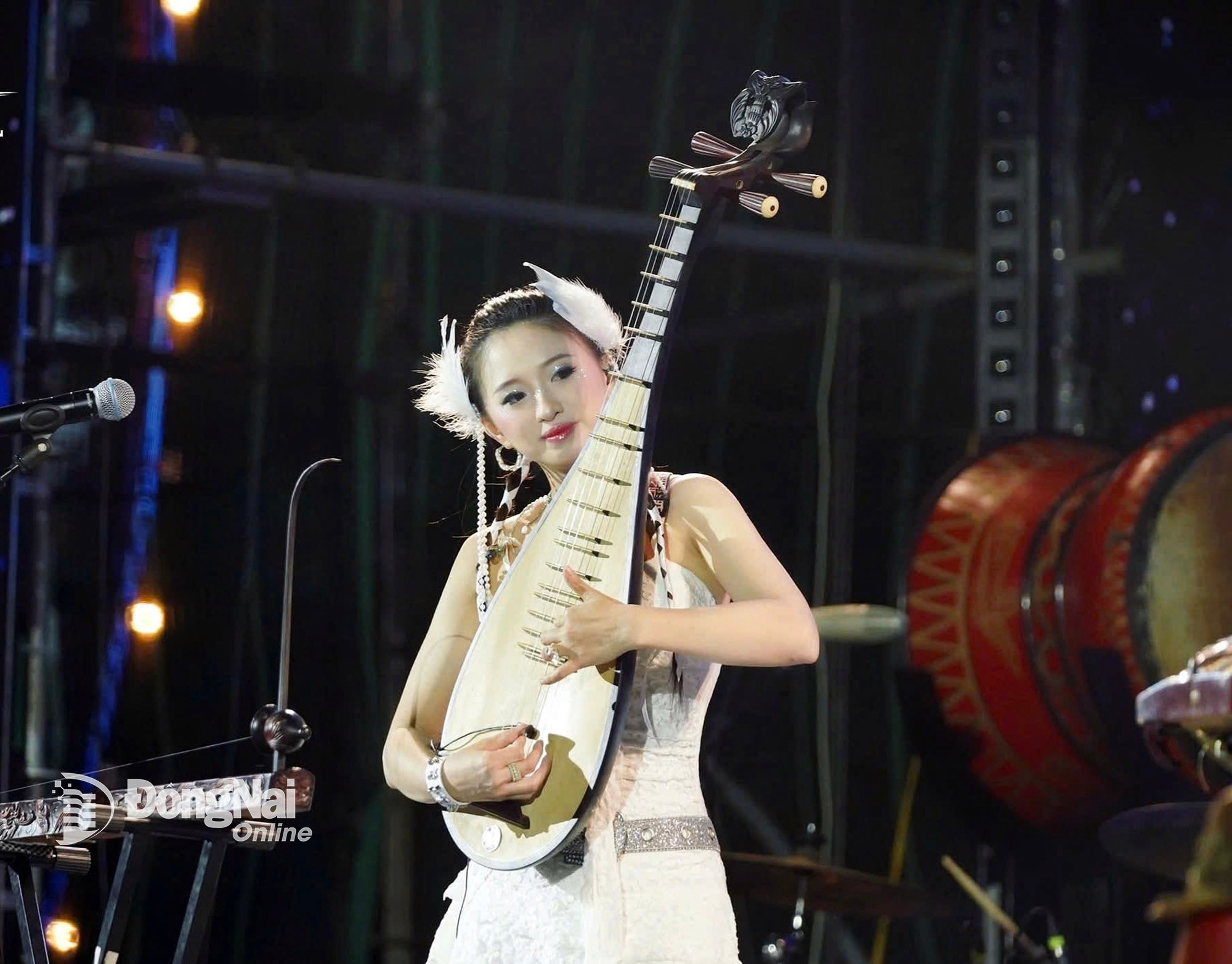 Paní Hong An hraje na pipu v představení, které kombinuje tradiční a moderní hudbu. Foto: NVCC