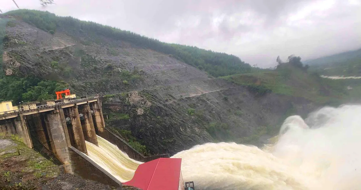 Hà Tĩnh: Cầu tràn ngập sâu, đường vào bản Rào Tre bị chia cắt