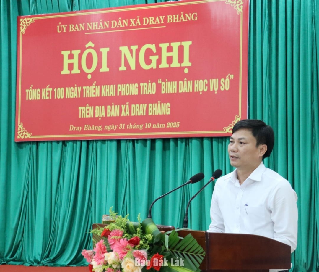 Le Huu Hung, hoofd van de afdeling Cultuur en Samenleving van de gemeente Dray Bhang, bracht verslag uit over de resultaten van de implementatie van de digitale volkseducatiebeweging in het gebied.
