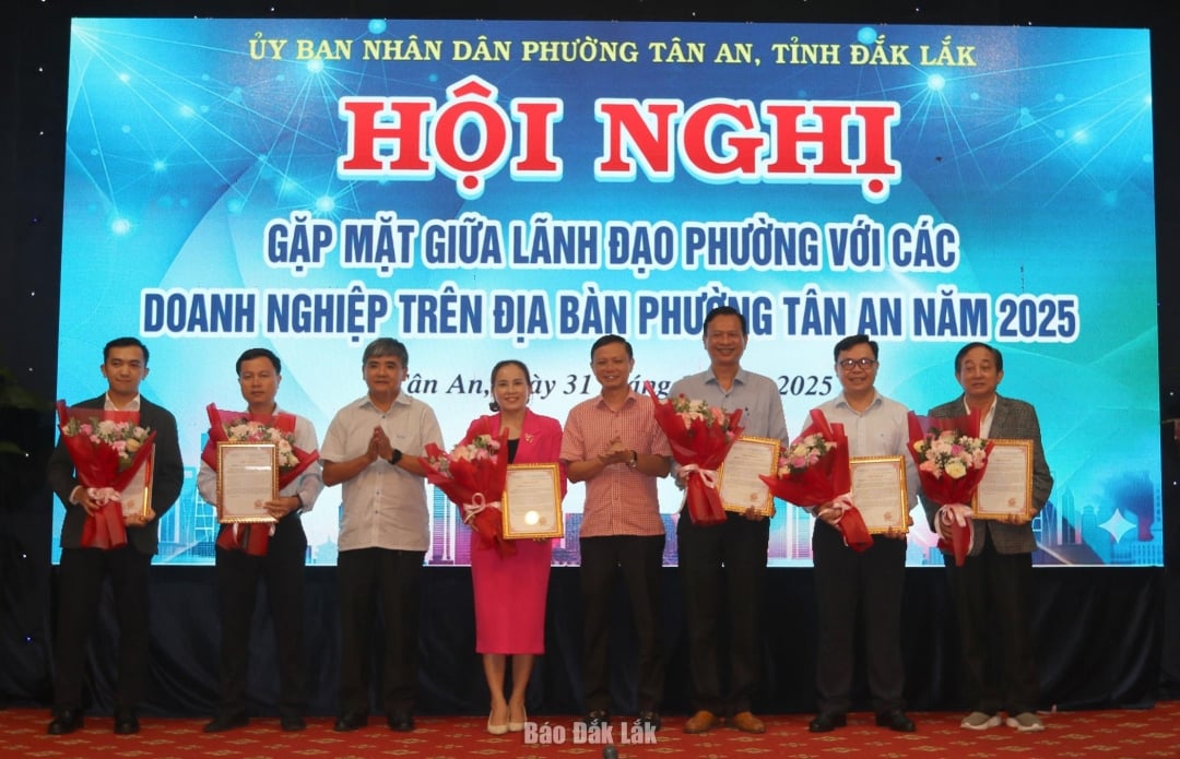 គណៈកម្មាធិការអចិន្ត្រៃយ៍នៃគណៈកម្មាធិការបក្ស Tan An Ward បានប្រគល់ប័ណ្ណសរសើរដល់សហគ្រាសគំរូក្នុងការអនុវត្តរបបសន្តិសុខសង្គមក្នុងតំបន់។