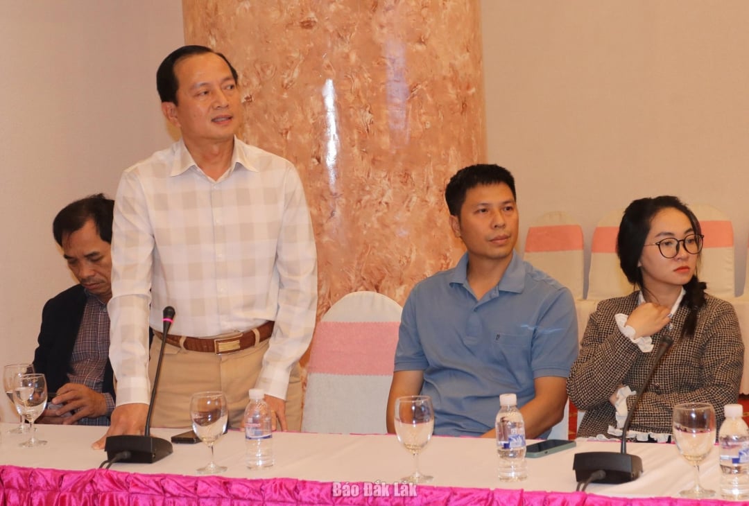 លោក Tran Dinh Tuan នាយកមន្ទីរពេទ្យភ្នែក Tay Nguyen ថ្លែងក្នុងសន្និសីទ។