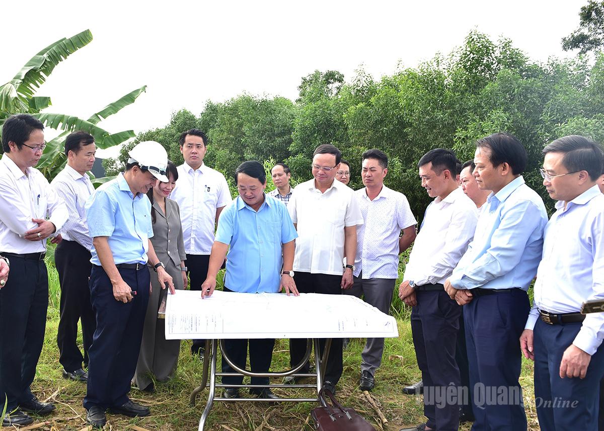 លេខាបក្សខេត្ត Hau A Lenh និងគណៈប្រតិភូបានធ្វើការស្ទង់មតិនៅចង្កោមឧស្សាហកម្ម An Hoa - Long Binh An ក្នុងសង្កាត់ Binh Thuan។