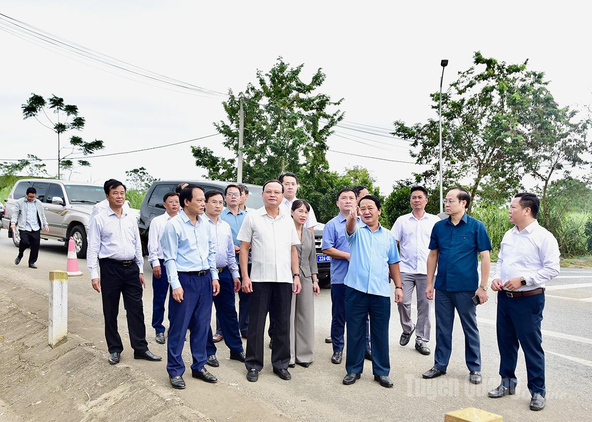 លេខាបក្សខេត្ត Hau A Lenh និងគណៈប្រតិភូបានធ្វើការស្ទង់មតិនៅចំនុចប្រសព្វនៃឃុំ Nhu Khe តភ្ជាប់ជាមួយផ្លូវល្បឿនលឿន Tuyen Quang - Phu Tho។