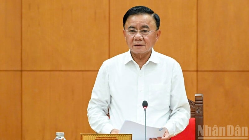 Vast lid van het secretariaat Tran Cam Tu ondertekende en publiceerde Conclusie nr. 202-KL/TW. (Foto: DUY LINH)