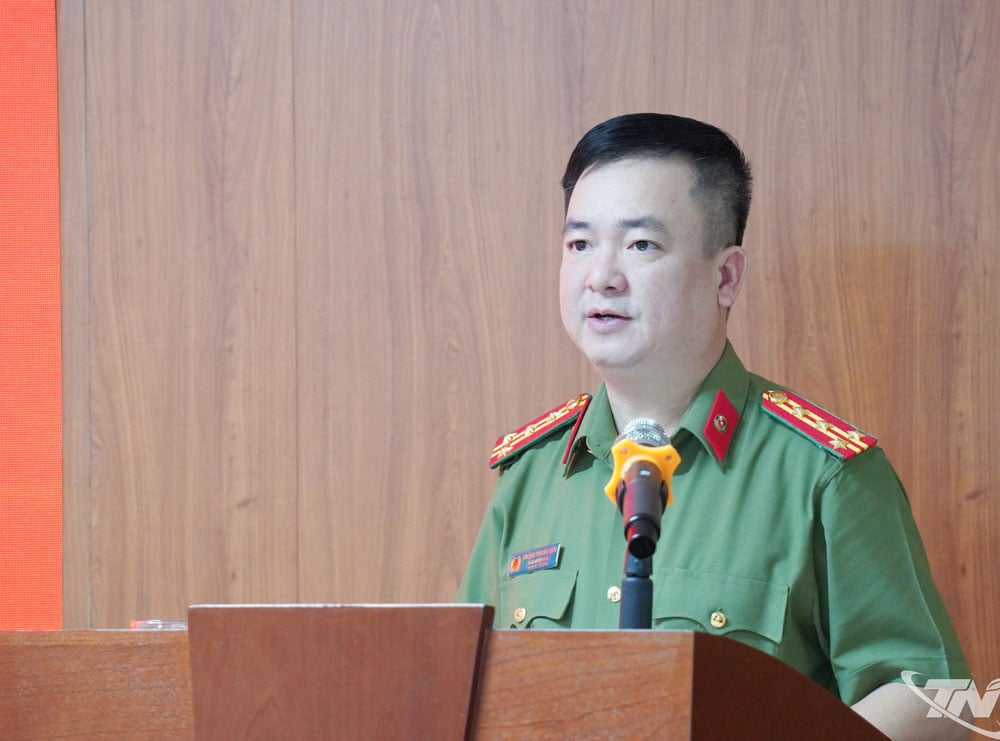 Kolonel Thang Quang Huy, adjunct-directeur van de provinciale politie, sprak op de conferentie.