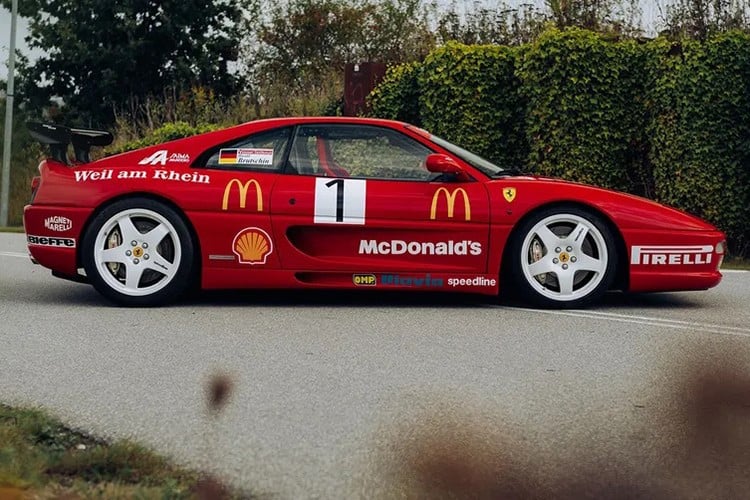 F355 Challenge ແມ່ນຫນຶ່ງໃນລົດບໍ່ຫຼາຍປານໃດທີ່ປະສົມປະສານຈິດໃຈຂອງເຊື້ອຊາດກັບກົດຫມາຍຕາມຖະຫນົນໃນເອີຣົບ. ຈໍານວນທັງຫມົດ 108 ໄດ້ຖືກຜະລິດ, ທັງຫມົດທີ່ມີລະບົບສາຍສົ່ງຄູ່ມື 6 ຄວາມໄວ. F355 Challenge ໄດ້ຖືກທົດແທນໂດຍ F360 Modena Challenge ໃນປີ 2000. 3-9797.jpg