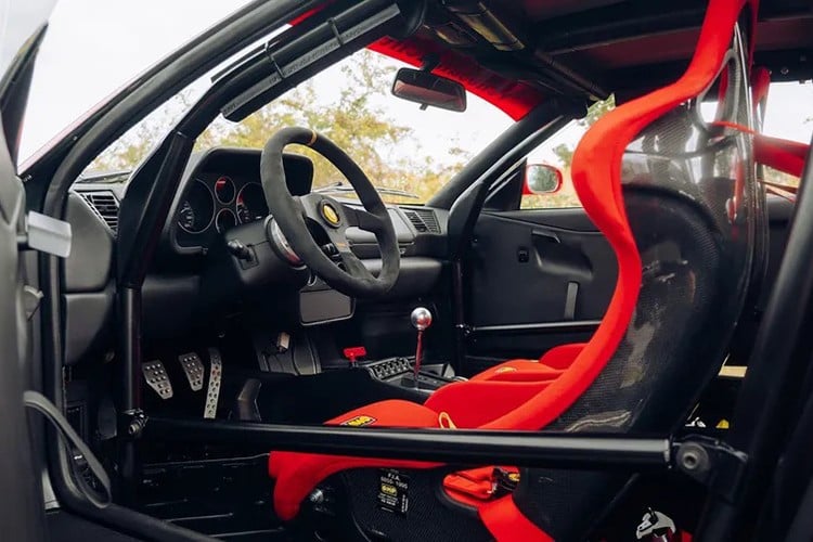 ເພື່ອຮັກສາລົດໃຫ້ຢູ່ໃນສະພາບທີ່ສົມບູນ, ເຈົ້າຂອງໄດ້ດໍາເນີນການບໍາລຸງຮັກສາຢ່າງສົມບູນແລະ overhaul ກັບເຄື່ອງຈັກອອກ. ຄ່າໃຊ້ຈ່າຍໃນການຮັກສາ F355 ແມ່ນລາຄາແພງຫຼາຍ. 5-8038.jpg