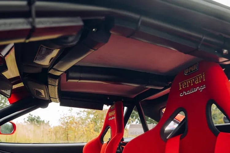 Ferrari F355 Challenge ມີເຄື່ອງຈັກ 3.5L V8, ຫົວກະບອກສູບ 5-valve ທໍາອິດທີ່ຖືກນໍາໃຊ້ເພື່ອໃຫ້ການຮັບອາກາດທີ່ດີກວ່າແລະກໍາລັງປັບປຸງດ້ວຍ 375 horsepower ທີ່ 8,500 rpm, ແຮງບິດ 362 Nm ທີ່ 6,200 rpm. 7-4227.jpg