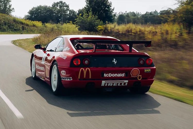 ລົດດັ່ງກ່າວມີການຕິດຕັ້ງລໍ້ຫຼັງ ແລະ ສາມາດເລັ່ງຈາກ 0-100 ກິໂລແມັດຕໍ່ຊົ່ວໂມງ ໃນເວລາປະມານ 4.5 ວິນາທີ, ຄວາມໄວສູງສຸດແມ່ນ 295 ກິໂລແມັດຕໍ່ຊົ່ວໂມງ. 12-8810.jpg