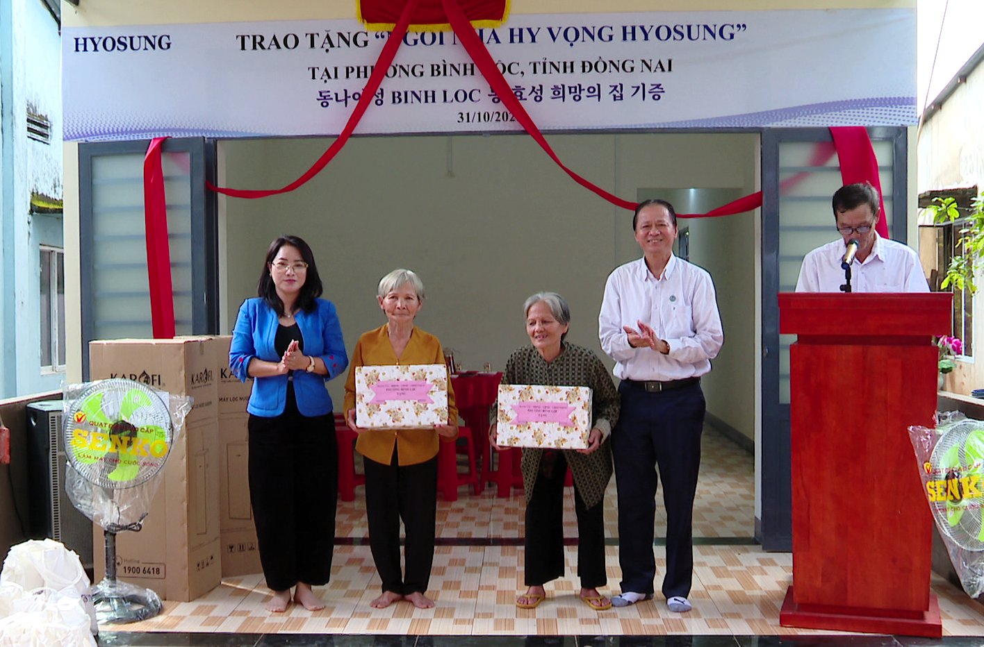 De provinciale Unie van Vriendschapsorganisaties en wijkleiders overhandigden geschenken aan twee kansarme huishoudens.